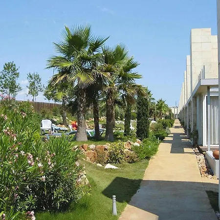 Apartment Facing The Pool