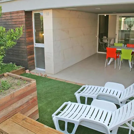 Facing The Pool Apartment *