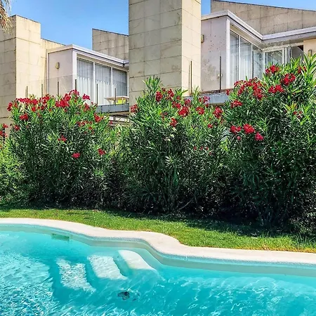 Facing The Pool Apartment